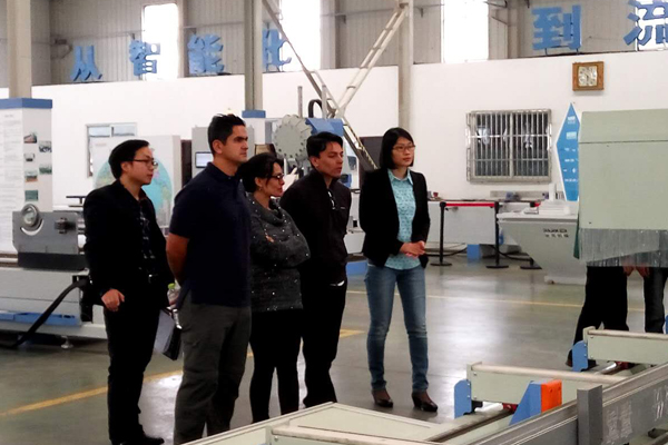 海外客戶參觀鋁門窗加工設備