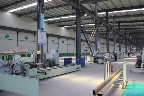 鋁合金門窗生產車間圖片派克機器